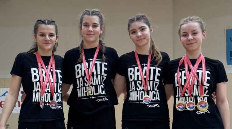 Zlatne djevojke “Famija”